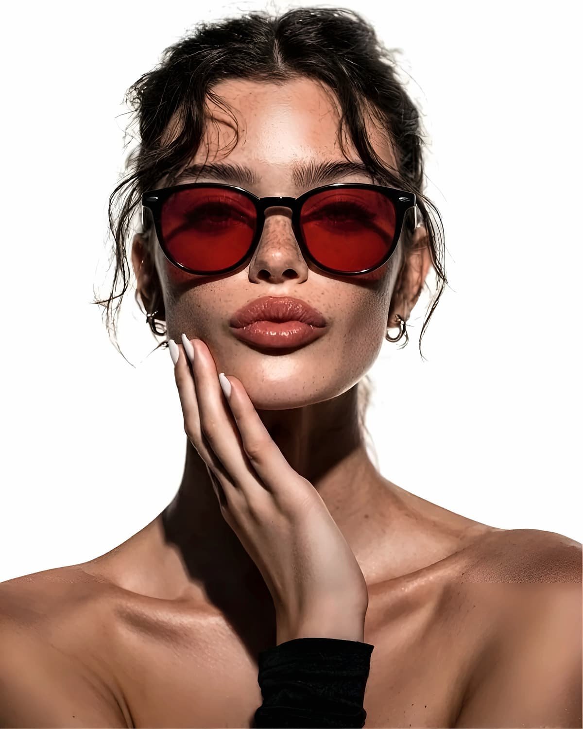 Portrait d’une femme portant des lunettes Bleuvex Noctis aux verres rouges