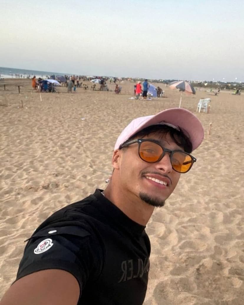 Photo d’un client sur la plage avec ses lunettes Bleuvex Solaris