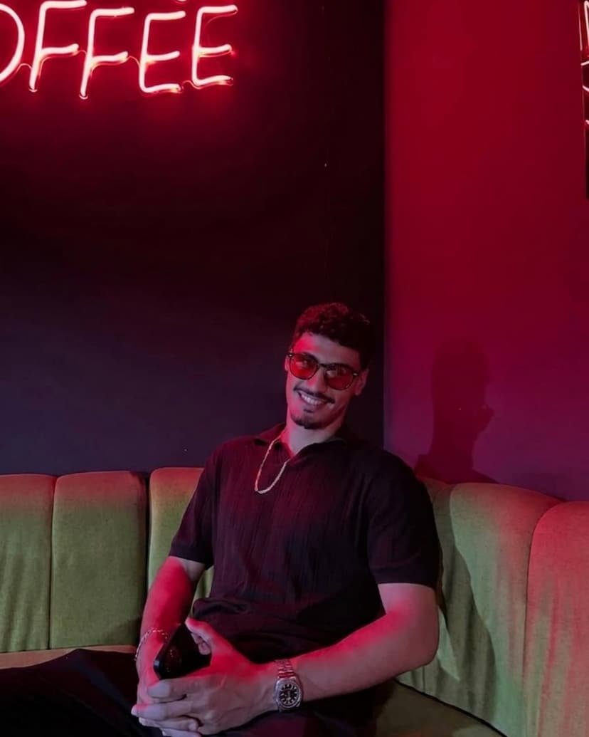 Photo d’un client dans un café éclairé au néon, avec ses lunettes Bleuvex Noctis