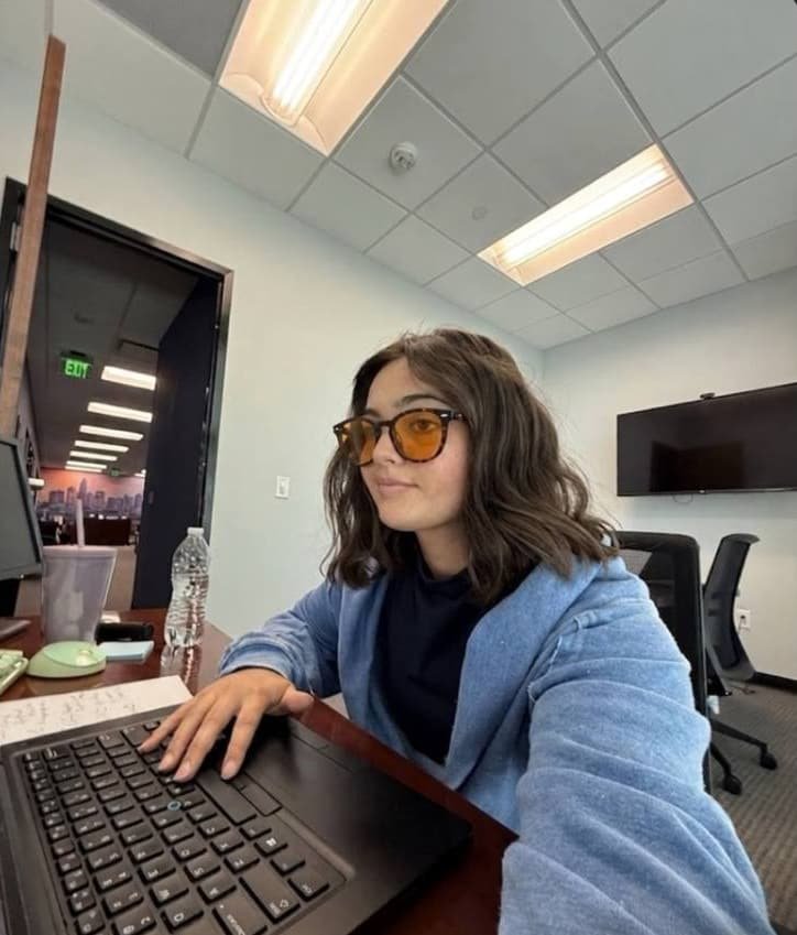 Photo d’une cliente au bureau avec ses lunettes Bleuvex Solaris