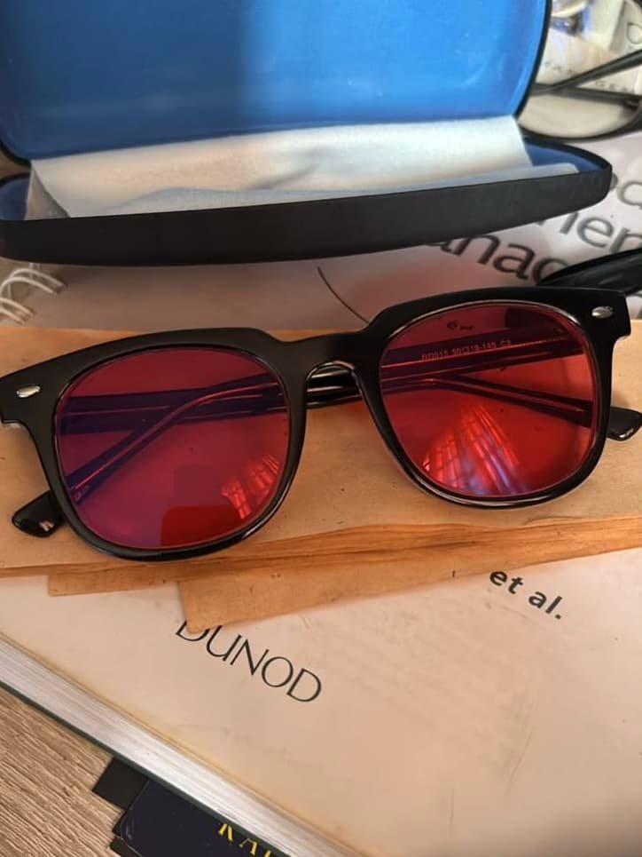 Photo client : lunettes Bleuvex Noctis posées sur un livre