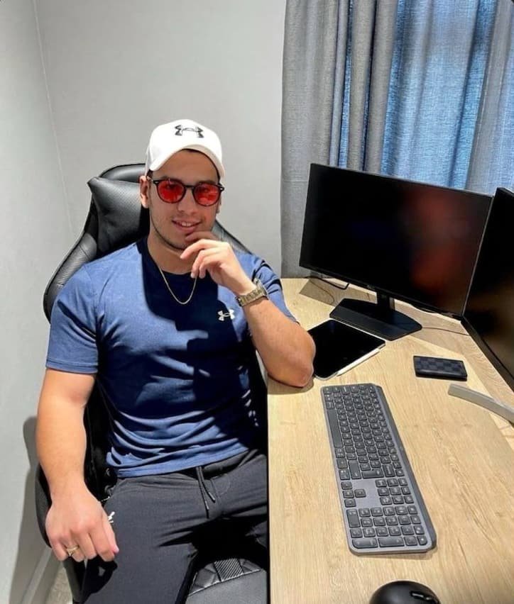 Photo d’un client à son bureau avec ses lunettes Bleuvex Noctis